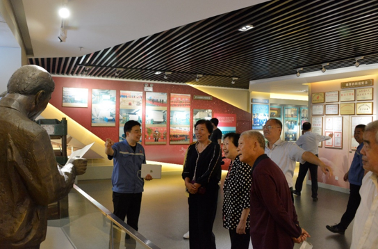 2022年9月29日，重阳节前区政协组织政协退休领导参观购彩国际造纸博